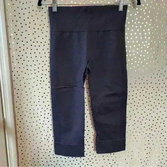 Lululemon Seamlessly Street crop - Picture 2 of 8